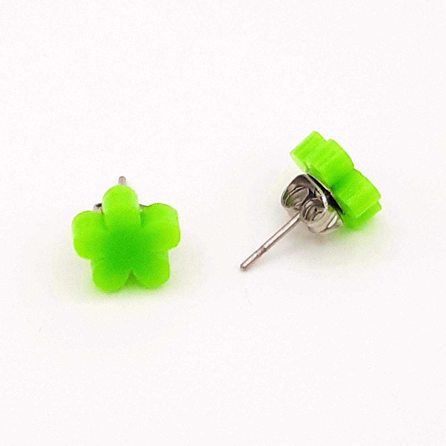 Flower laser cut acrylic earrings - daisy - green